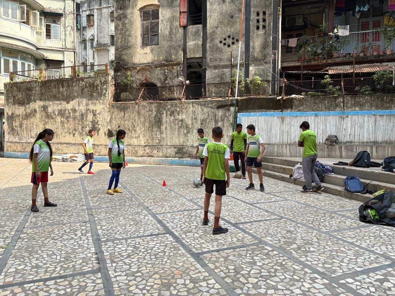FOOTBALL — photo 1
