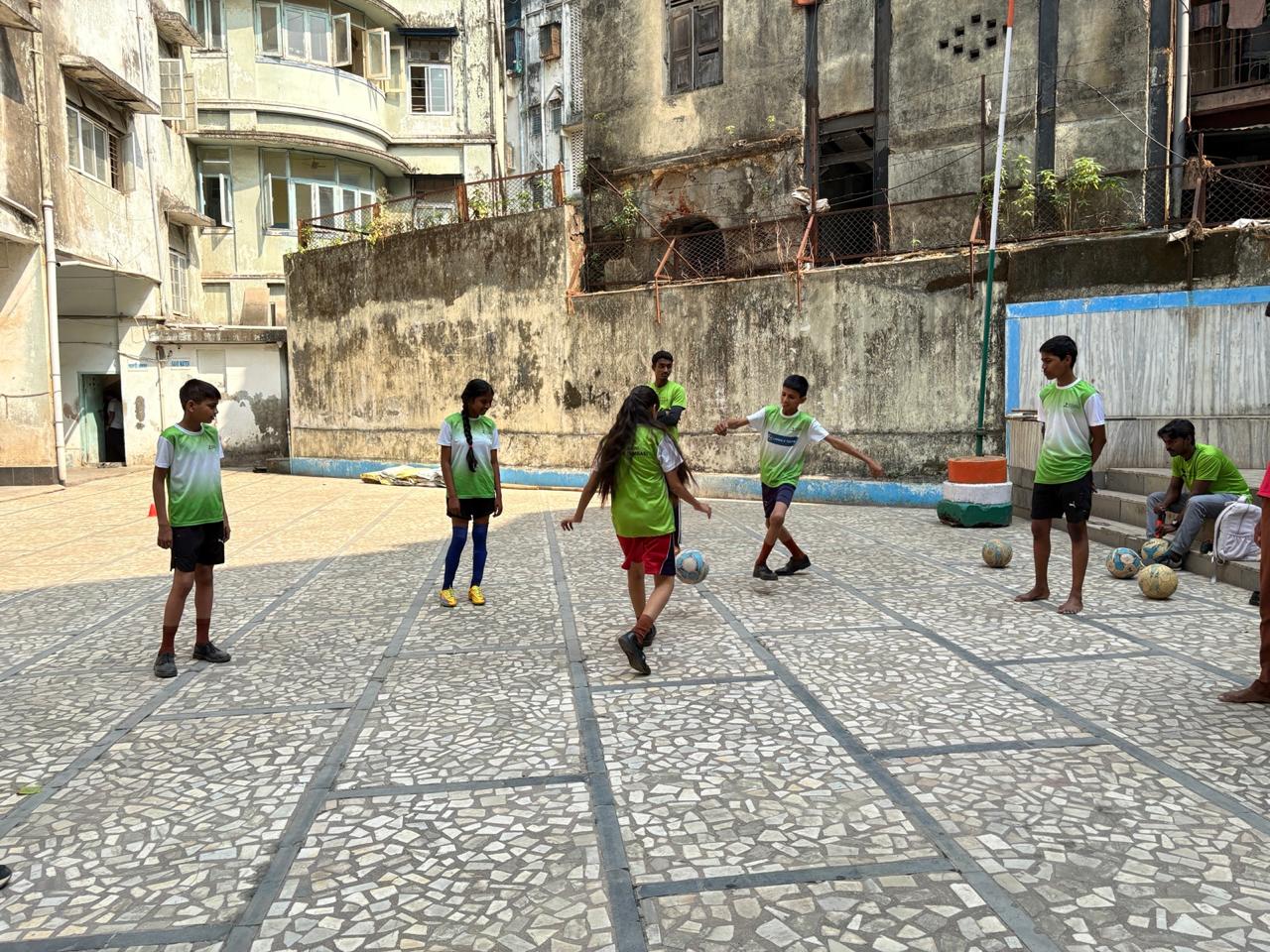 FOOTBALL — photo 2